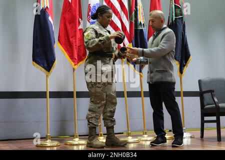 Brig. Il generale Patricia R. Wallace si addita alla 91st Divisione addestramento, 84th comando addestramento in una cerimonia di abbandono del comando a Fort Hunter Liggett il 3 dicembre 2022. Alla fine di questo mese, Brig. Il generale Wallace assumerà poi il ruolo di leadership con il comando di addestramento 80th (il sistema scolastico dell'esercito) come comandante generale. Prima della cerimonia ufficiale, Brig. Il genere Wallace è stato presentato con diversi doni di separazione e ricordi come segno di apprezzamento per il suo servizio agli anni '91st, tra cui un involucro di cannone inscritto. Foto Stock