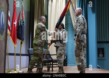 Brig. Il generale Patricia R. Wallace prende l'unità guidon per un'ultima volta mentre si addita alla 91st Training Division, 84th Training Command in una cerimonia di abbandono del comando a Fort Hunter Liggett il 3 dicembre 2022. Brig. Il generale Wallace assumerà poi il ruolo di leadership con il comando di addestramento 80th (il sistema scolastico dell'esercito) come comandante generale. Foto Stock