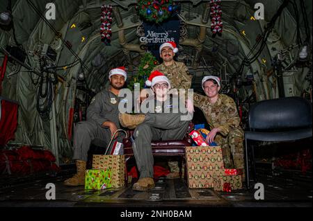 Loadmaster del 40th Airlift Squadron sedersi in una vacanza decorato C-130J Super Hercules vano di carico alla base dell'aeronautica militare di Dyess, Texas, 5 dicembre 2022. L'evento Santa-in-a-Herk ha incluso diverse attività a tema per le vacanze per più di 225 317th Airlift Wing Airmen e famiglie, dando ai bambini la possibilità di scattare una foto con Babbo Natale nella baia di carico di un C-130J Super Hercules. Foto Stock