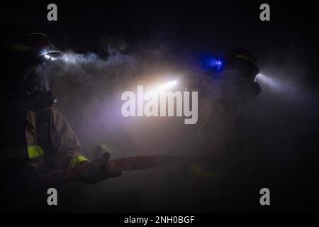 221203-N-IV962-1146 OCEANO PACIFICO (3 dicembre 2022) – Aviation Electronics Technician 1st Classe Eric Graham, a sinistra, e 2nd Classe Jud Deering combattere un incendio simulato durante un trimestre generale perforare a bordo di una nave d'assalto anfibio USS Makin Island (LHD 8), dicembre 3. Le esercitazioni per il controllo dei danni vengono utilizzate sia in porto che in corso per garantire che i marinai abbiano la formazione adeguata per combattere eventuali incidenti che potrebbero verificarsi. Il Makin Island Amphibious Ready Group, composto da nave d'assalto anfibio USS Makin Island (LHD 8) e porto di trasporto anfibio USS Anchorage (LPD 23) e USS John P. Murtha (LPD 26), è op Foto Stock