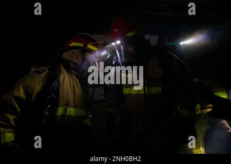 221203-N-IV962-1108 OCEANO PACIFICO (3 dicembre 2022) – Aviation Electronics Technician 3rd Classe Kendrick Oliver, a sinistra, e 2nd Classe Jud Deering Combatti un incendio simulato durante un trivello generale a bordo di una nave d'assalto anfibio USS Makin Island (LHD 8), 3 dicembre. Le esercitazioni per il controllo dei danni vengono utilizzate sia in porto che in corso per garantire che i marinai abbiano la formazione adeguata per combattere eventuali incidenti che potrebbero verificarsi. Il Makin Island Amphibious Ready Group, composto da nave d'assalto anfibio USS Makin Island (LHD 8) e porto di trasporto anfibio USS Anchorage (LPD 23) e USS John P. Murtha (LPD 26), i Foto Stock