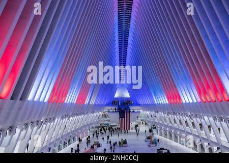 New York, Stati Uniti. 19th Feb, 2023. L'illuminazione nei colori della bandiera americana è proiettata nella stazione ferroviaria di Oculus presso il World Trade Center per commemorare la Giornata del Presidente che si celebra negli Stati Uniti. (Foto: Vanessa Carvalho) Credit: Brazil Photo Press/Alamy Live News Credit: Brazil Photo Press/Alamy Live News Foto Stock