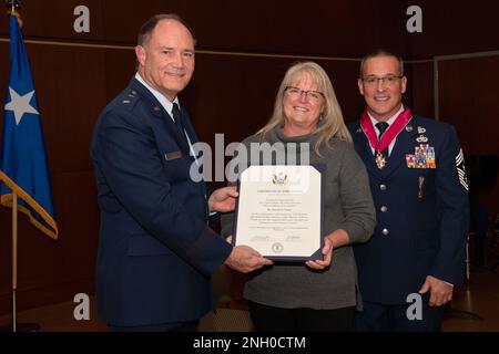 Pamela Conner riceve un certificato di apprezzamento dal maggiore generale Michael Stencel, Adjutant General, Oregon, durante la cerimonia di pensionamento del marito il 3 dicembre 2022 a Camp Withycombe, Oregon. (Foto della Guardia Nazionale di John Hughel, Oregon Military Department Public Affairs) Foto Stock