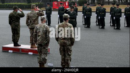 Il generale Ryoji Takemoto, comandante dell'Esercito Occidentale della forza di autodifesa di terra giapponese (JGSDF), e il generale Stephen G. Smith, 7th Divisione di Fanteria, comandante generale, rendono saluti alle truppe durante una cerimonia di benvenuto prima dell'apertura delle cerimonie per Yama Sakura 83 a Camp Kengun, Giappone, 4 dicembre 2022. Yama Sakura è un esercizio complesso che è in corso da oltre 40 anni e continua a costruire il partenariato bilaterale della forte alleanza USA-JGSDF. Foto Stock