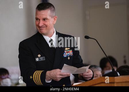 YOKOSUKA, Giappone (4 dicembre 2022) – il Capitano Leslie Sobol, Comandante, Fleet Activities Yokosuka (CFAY), dà un commento di apertura alla 39th° Celebrazione Internazionale di Natale che si tiene presso la Cappella della speranza della CFAY. La celebrazione è stata aperta a tutte le denominazioni per celebrare la stagione di festa con la fratellanza, il cibo e un servizio domenicale. Per più di 75 anni, CFAY ha fornito, mantenuto e gestito strutture e servizi di base a sostegno delle forze navali della flotta statunitense 7th, dei comandi locatari e di migliaia di militari e civili e delle loro famiglie. Foto Stock