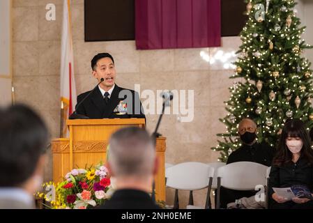 YOKOSUKA, Giappone (4 dicembre 2022) – CMdR. David Kim, cappellano di comando, Comandante, attività della flotta Yokosuka (CFAY), accoglie la congregazione alla 39th° Celebrazione Internazionale di Natale che si tiene presso la Cappella della speranza della CFAY. La celebrazione è stata aperta a tutte le denominazioni per celebrare la stagione di festa con la fratellanza, il cibo e un servizio domenicale. Per più di 75 anni, CFAY ha fornito, mantenuto e gestito strutture e servizi di base a sostegno delle forze navali della flotta statunitense 7th, dei comandi locatari e di migliaia di militari e civili e delle loro famiglie. Foto Stock