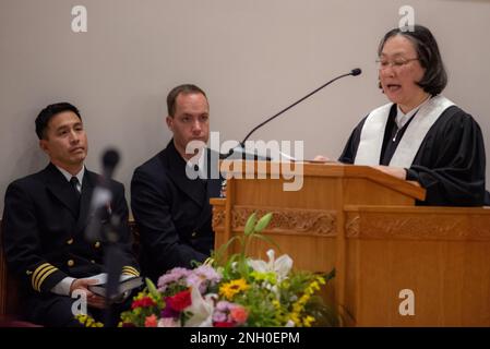 YOKOSUKA, Giappone (4 dicembre 2022) – il Rev. Yasuko Shibata, della Chiesa di Musashino Yokosuka, consegna il messaggio alla 39th° Celebrazione Internazionale di Natale tenutasi presso la Cappella della speranza a bordo del Comandante, Fleet Activities Yokosuka (CFAY). La celebrazione è stata aperta a tutte le denominazioni per celebrare la stagione di festa con la fratellanza, il cibo e un servizio domenicale. Per più di 75 anni, CFAY ha fornito, mantenuto e gestito strutture e servizi di base a sostegno delle forze navali della flotta statunitense 7th, dei comandi locatari e di migliaia di militari e civili e del Foto Stock