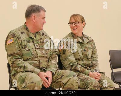 BASE COMUNE LEWIS-McChord, Washington. Aaron Palmquist (a sinistra) del 1-364th Battaglione di supporto alla formazione, 189th Brigata della fanteria condivide una risata con il Lt. Col. Kristy Norquist (a destra), comandante del battaglione, durante una cerimonia per commemorare i suoi 40 anni di servizio presso lo Schwab Reserve Center a JBLM, Washington, il 4 dicembre 2022. Foto Stock