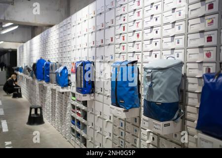 Tokyo, Giappone - 14 febbraio 2023: Le borse Freitag sono realizzate con teloni usati per camion. Foto Stock