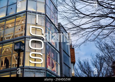 Tokyo, Giappone - 14 febbraio 2023: Iqos, un marchio di sigarette elettroniche, negozio nella città di Shibuya. Foto Stock