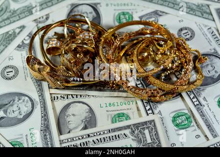 Gioielli o gioielli con dollari americani banconote in denaro contante, spilla, anelli, collane, orecchini, Pendenti, bracciali, catena e gemelli, G Foto Stock