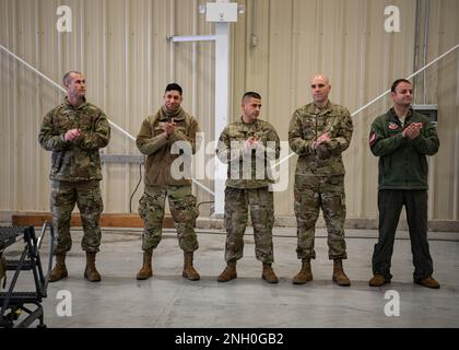 La 104th Fighter Wing ha annunciato i vincitori del premio a livello di ala durante una chiamata generale del 4 dicembre 2022 alla Barnes Air National Guard base, Massachusetts. Nella foto sono raffigurati il Maestro Sgt. Daniel Williamson, l'Airman 1st Class Edgar Ruiz, il Maestro Senior Sgt. Timothy Mutti, il Maestro Sgt. Christopher Duval e il maggiore Stephen Mindek. I vincitori del premio non illustrati sono: Capt. Allen Magdycz, Paul Diaz e Jeff Baillargeon. Foto Stock