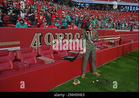 STATI UNITI Dylan Dempster, un pilota F-15 Eagle per la 173rd Fighter Wing a Klamath Falls, Ore., utilizza due radio per coordinare un volo in volo durante le cerimonie di lancio per il San Francisco 49ers e visitando Miami Dolphins, il 4 dicembre 2022 presso lo stadio Levi's di Santa Clara, California. Un sorvolo in questo spazio aereo richiede un intenso de-conflitto con tre grandi aeroporti nella zona immediata così come venti volatili da tempeste invernali. Foto Stock