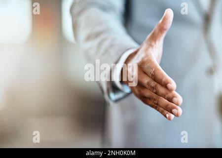 Agitiamone su quella negoziazione. Primo piano di un uomo d'affari irriconoscibile che estende una stretta di mano in un ufficio. Foto Stock