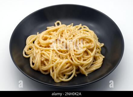 Spaghetti cacio e pepe isolato su sfondo bianco. Foto Stock