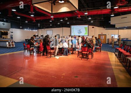 Gli studenti della E. Smith High School e della Albritton Middle School visitano l'Airborne Innovation Lab a Fort Bragg, North Carolina, 5 dicembre 2022. Gli studenti sono stati invitati a un viaggio in campo scientifico, tecnologico, ingegneristico e matematico in cui Paratroopers ha presentato alcune delle tecnologie comunemente utilizzate durante le operazioni sul campo. Foto Stock