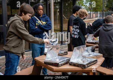 Gli studenti della E. Smith High School e della Albritton Middle School visitano l'Airborne Innovation Lab a Fort Bragg, North Carolina, 5 dicembre 2022. Gli studenti sono stati invitati a un viaggio in campo scientifico, tecnologico, ingegneristico e matematico in cui Paratroopers ha presentato alcune delle tecnologie comunemente utilizzate durante le operazioni sul campo. Foto Stock