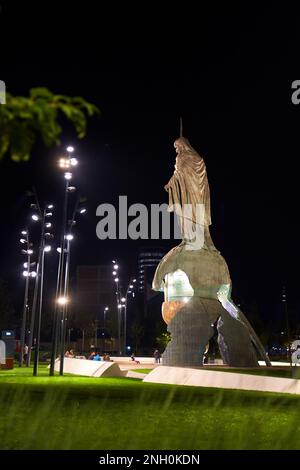 Vista notturna sulla statua del re serbo Stefan Nemanja. Monumento a Stefan Nemanja in piazza Sava. Belgrado, Serbia - 08.25.2022 Foto Stock