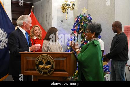 Il maggiore dell'esercito degli Stati Uniti, Gen. Van McCarty, generale aggiunto della Carolina del Sud, si unisce al governatore Henry McMaster, ai rappresentanti dell'associazione Gold Star Mothers e alle famiglie dei membri del servizio caduti della Guardia Nazionale del Sud Carolina, nel condurre una cerimonia di illuminazione e dedizione "Tree for the Fallen" presso la state House di Columbia, South Carolina, 5 dicembre 2022. L'albero sarà in mostra presso la casa di stato durante le vacanze come omaggio a tutti i membri del servizio caduti della Carolina del Sud. Foto Stock