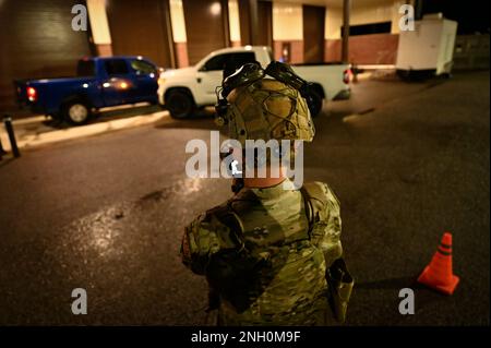 Staff Sgt. Aaron Irvin, 1st Combat Camera Squadron Combat camera journeymen, documenta una scena durante l'esercizio Green Goblin alla base congiunta Charleston, South Carolina, 5 dicembre 2022. Questo esercizio di quattro giorni offre una formazione di visione notturna importante ed essenziale per preparare la telecamera da combattimento Airmen con le funzionalità fotografiche e video migliorate necessarie per acquisire immagini in ambienti poco illuminati e privi di luce. Foto Stock