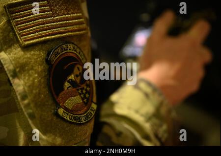 Staff Sgt. Aaron Irvin, 1st Combat Camera Squadron Combat camera journeymen, documenta una scena durante l'esercizio Green Goblin alla base congiunta Charleston, South Carolina, 5 dicembre 2022. Questo esercizio di quattro giorni offre una formazione di visione notturna importante ed essenziale per preparare la telecamera da combattimento Airmen con le funzionalità fotografiche e video migliorate necessarie per acquisire immagini in ambienti poco illuminati e privi di luce. Foto Stock