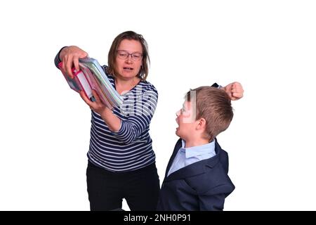 Conflitto tra madre e scolaro che si rifiuta di imparare, isolato su sfondo bianco Foto Stock