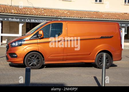 Lacanau , Aquitaine Francia - 14 02 2023 : Ford Transit testo logo automobile su pannello furgone laterale segno auto marca multinazionale americana Foto Stock