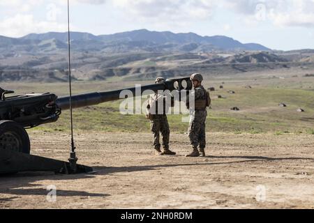 STATI UNITI Marines with India Battery, 1st Battaglione, 11th Marine Regiment, 1st Marine Division, preparano un howitzer leggero 155mm M777A2 per il traino durante il Cavaliere d'acciaio 23 presso la base del corpo dei Marine Camp Pendleton, California, 5 dicembre 2022. Steel Knight è un esercizio annuale combinato di armi da fuoco che assicura che 1st MARDIV sia ottimizzato per la guerra navale di spedizione negli spazi contesi, ed è appositamente costruito per facilitare le operazioni future a terra e a galla. Foto Stock