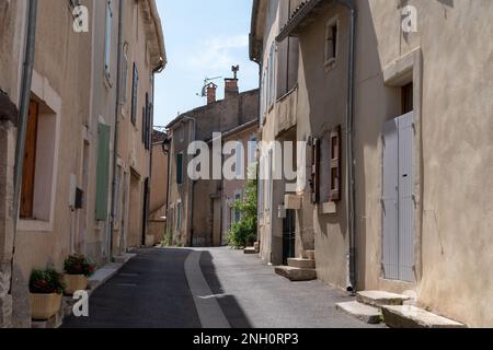 bonnieux strada tipica nella storica collina villaggio Provenza Francia Foto Stock