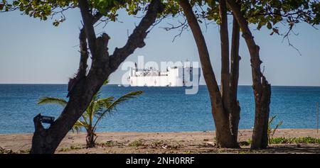 SANTO DOMINGO, Repubblica Dominicana (5 dicembre 2022) la nave ospedaliera USNS Comfort (T-AH 20) ancorata al largo della costa di Santo Domingo, Repubblica Dominicana come parte della promessa continua. Continuing Promise 2022 è una missione di assistenza umanitaria e di buona volontà che conduce cure mediche dirette, cure veterinarie di spedizione e scambi di esperti in materia con cinque nazioni partner nei Caraibi, Centro e Sud America. Foto Stock