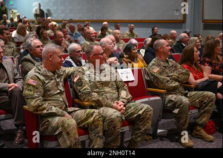 (Da sinistra a destra) il generale maggiore Michael Turley, il generale aggiunto; il capo del comando ufficiale del warrant 5 William Erickson e il comando Sgt. Majer Spencer Nielsen, leader senior arruolato, ascoltano le osservazioni. La Guardia Nazionale dell'esercito dello Utah dà il benvenuto al suo nuovo capo ufficiale del mandato durante una cerimonia di cambio di responsabilità, il 5 dicembre 2022, nell'auditorium del quartier generale del Draper. Durante la cerimonia, il Command Chief Warrant Officer 5 Brian Searcy cede il ruolo di capo di comando della Guardia Nazionale dell'esercito dello Utah al Command Chief Warrant Officer 5 William Erickson. Foto Stock