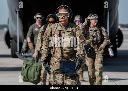 Gli aerei assegnati al 45th° Squadrone di evacuazione Aeromedica partecipano ad un'operazione di evacuazione presso la base dell'aeronautica militare MacDill, Florida, 5 dicembre 2022. Questo esercizio ha simulato un ambiente di spiegamento e migliorato le capacità degli Airmen di salvare i guerrieri feriti dal campo di battaglia con i motori di un aereo in funzione. Foto Stock