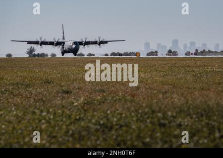 Un aereo C-130J Super Hercules assegnato alla 19th Airlift Wing, Little Rock Air Force base, Arkansas, atterra sulla pista a MacDill AFB, Florida, 5 dicembre 2022. L'aeromobile trasportava Airmen assegnati al 45th° Squadrone di evacuazione Aeromedica che stavano partecipando ad un'operazione di evacuazione in un ambiente di spiegamento simulato. Foto Stock