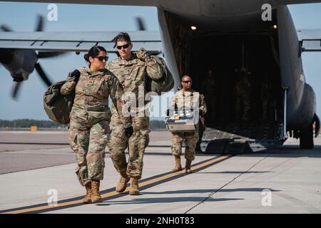 Gli aerei assegnati al 45th° Squadrone di evacuazione Aeromedica partecipano ad un'operazione di evacuazione simulata presso la base dell'aeronautica militare MacDill, Florida, 5 dicembre 2022. Questo esercizio ha simulato un ambiente di spiegamento e migliorato le capacità degli Airmen di salvare i guerrieri feriti dal campo di battaglia con i motori di un aereo in funzione. Foto Stock