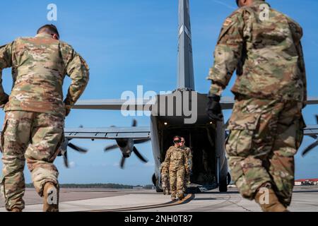 Gli aerei assegnati allo Squadrone di evacuazione Aeromedica 45th partecipano ad un esercizio di evacuazione presso la base dell'aeronautica militare MacDill, Florida, 5 dicembre 2022. Questo esercizio ha simulato un ambiente di spiegamento e migliorato le capacità degli Airmen di salvare i guerrieri feriti dal campo di battaglia con i motori di un aereo in funzione. Foto Stock