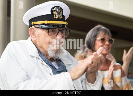 PEARL HARBOR, (5 dicembre 2022) ex musicista della Marina e bandmaster onorario ira 'Ike' Schaba, applaude gli Stati Uniti Pacific Fleet Band, che si è esibita per i veterani della seconda guerra mondiale e per i visitatori di Pearl Harbor durante un concerto commemorativo del 81st° anniversario di Pearl Harbor presso il Pearl Harbor Visitor Center. Il 7 dicembre 2022, segna il 81st° anno dagli attacchi a Pearl Harbor e Oahu. L'esercito degli Stati Uniti, lo stato delle Hawaii e il National Park Service organizzano una serie di eventi di commemorazione durante tutta la settimana per onorare il coraggio e i sacrifici di coloro che hanno servito in tutto il Pacific Theater. Oggi, il Foto Stock