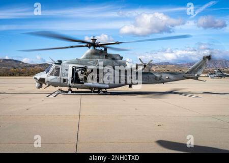 NEGLI STATI UNITI Marine Corp UH-1Y Venom con Marine Light Attack Helicopter Squadron 369, Marine Aircraft Group 39, 3rd Marine Aircraft Wing (MAW), si prepara a decollare per un volo verso la nave d'assalto anfibio USS Tripoli (LHA 7) durante Exercise Steel Knight 23, su Marine Corps Air Station Camp Pendleton, California, 5 dicembre, 2022. Exercise Steel Knight fornisce a 3rd MAW l'opportunità di perfezionare la lotta di livello Wing a sostegno della i Marine Expeditionary Force e della manovra della flotta. Foto Stock