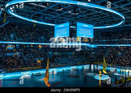 Mannheim, Germania - 19 febbraio 2023: Incontro con gli spettatori di SAP Arena, uno dei più high-tech d'Europa Foto Stock