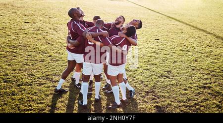 Sport, campo e squadra in una huddle con motivazione, strategia e coordinamento dopo l'addestramento. Fitness, collaborazione e gruppo di atleti maschi in Foto Stock