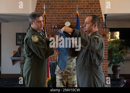 STATI UNITI Alexander Heyman, a sinistra, comandante di 14th Operations Group, assiste il Lt. Michael Raabe, comandante di 81st Fighter Squadron, con il fradere guidon dello squadrone durante la cerimonia di disattivazione delle FS del 81st alla Moody Air Force base, Georgia, 5 dicembre 2022. Il 81st fu un'unità inquilina presso Moody AFB dal 2014 al 2022, originariamente attivata da Key Field, Mississippi, che prestò in prestito alla 23rd Wing di Air Combat Command. Foto Stock