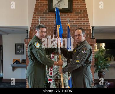 STATI UNITI Alexander Heyman, a sinistra, comandante del gruppo operativo 14th, e il Lt. Michael Raabe, comandante dello squadrone 81st Fighter, si preparano a mettere in pratica il guidon dello squadrone alla Moody Air Force base, Georgia, 5 dicembre 2022. Il 81st fu un'unità inquilina presso Moody AFB dal 2014 al 2022, originariamente attivata da Key Field, Mississippi, che prestò in prestito alla 23rd Wing di Air Combat Command. Foto Stock