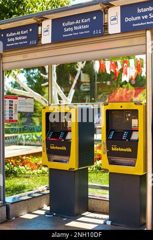 Distributori automatici di biglietti presso una fermata del tram a Istanbul. Istanbul, Turchia - 07.30.2017 Foto Stock