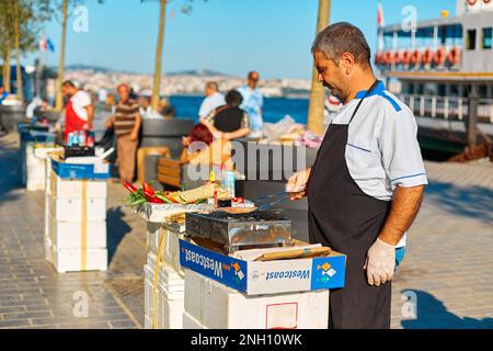 Un venditore di strada vende ostriche in una stalla vicino allo stretto del Bosforo in Turchia. Istanbul, Turchia - 07.30.2017 Foto Stock