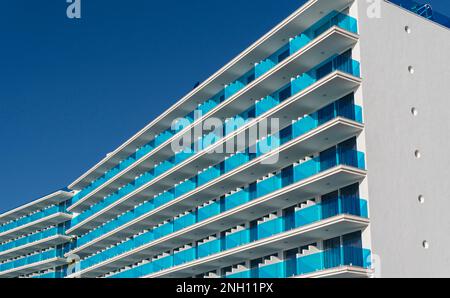 SA Coma, Spagna; febbraio 17 2023: Facciata principale dell'hotel THB SA Coma Platja, una mattina di sole. Isola di Mallorca, Spagna Foto Stock