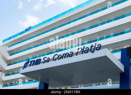 SA Coma, Spagna; febbraio 17 2023: Facciata principale dell'hotel THB SA Coma Platja, una mattina di sole. Isola di Mallorca, Spagna Foto Stock