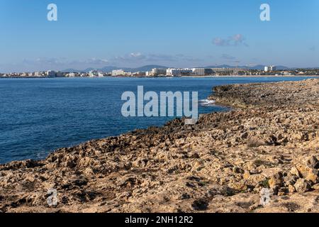 Vista generale della costa rocciosa della località turistica di Maiorca di SA Coma, all'alba. Isola di Mallorca, Spagna Foto Stock