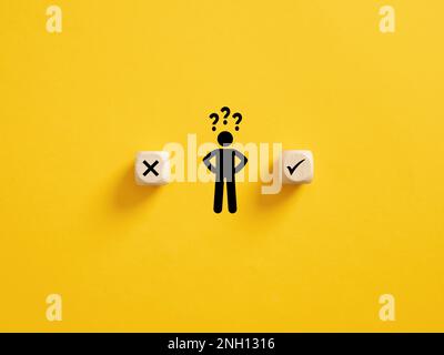 Prendere decisioni e scegliere tra il giusto e il sbagliato. Confusione circa accettare o rifiutare. Stickman con punto interrogativo in posizione intermedia Foto Stock