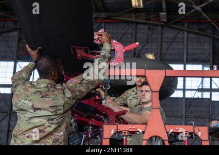 I soldati assegnati alla truppa Delta, 3rd Squadrone, 17th Reggimento Cavalleria, 3rd Brigata dell'Aviazione di combattimento, 3rd Divisione Fanteria, piegano una lama AH-64 Apache durante l'addestramento di piegatura della lama su Hunter Army Airfield, 6 dicembre 2022. I soldati preparano gli aeromobili per la mobilitazione del carico aereo ripiegando le pale. Foto Stock