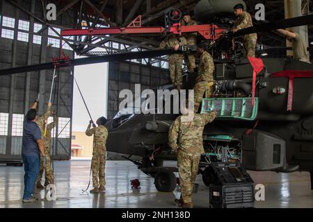 I soldati assegnati a Delta Troop, 3rd Squadron, 17th Cavallry Regiment, 3rd Combat Aviation Brigade, 3rd Fanteria Division, piegano le pale del rotore principale di un AH-64 Apache durante un addestramento di piegatura delle pale su Hunter Army Airfield, 6 dicembre 2022. I soldati hanno condotto l'addestramento per sviluppare la loro velocità e competenza per mantenere la preparazione dell'unità. Foto Stock