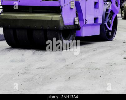 Rullo per la spianatura dell'asfalto nuovo. Rullo vibrante pesante Foto Stock